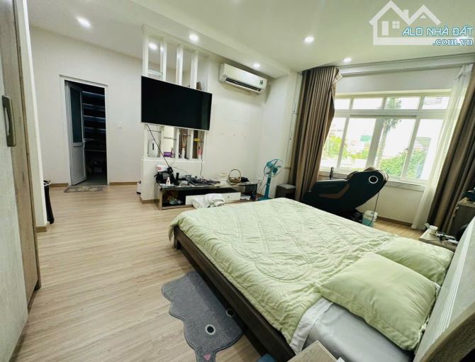 Bán Biệt Thự HXH Hoàng Hoa Thám  – Bình Thạnh – 158m² - giá chỉ 23 tỷ.– 3 Tầng - 4