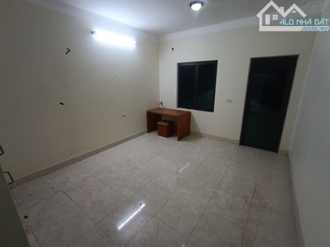 Cho thuê căn nhà ngõ 31 phố Trần Quốc Hoàn. Dt 40m2 x 4 tầng có nội thất, ô tô đậu cửa - 4