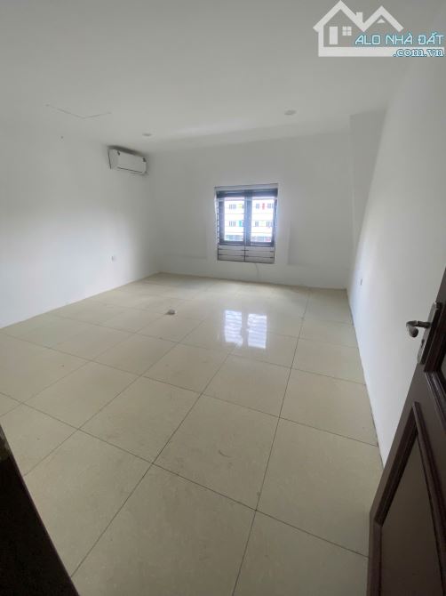 Cho thuê BT đường Hoàng Quốc Việt, Bắc Từ Liêm. DT 200m, 4 tầng 1 hầm, có thang máy. Giá 6 - 4