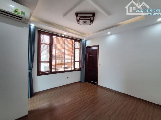 Bán gấp nhà Đức Giang - 47m2 - 4 tàng Dân xây, Lô Góc - oto tránh - 4