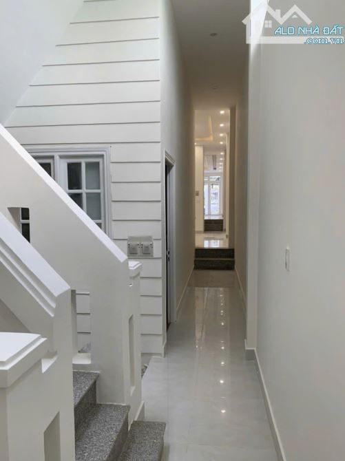 BÁN NHÀ 5PN GẦN TRƯỜNG NGUYỄN DU P2 ĐÀ LẠT - 5PN, SÂN ĐẬU 2 Ô TÔ - 9.3 TỶ - 4