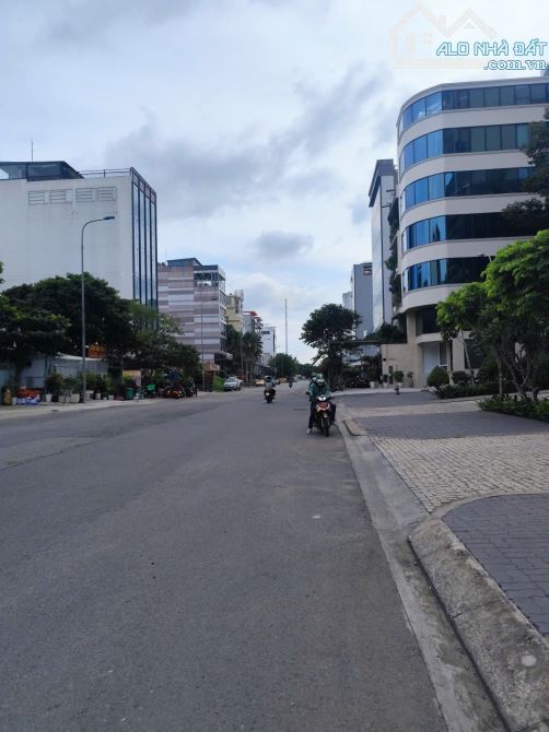 Bán lô đất góc 2MT đường Tạ Hiện cực đẹp. Vị trí ngay sát Trương Văn Bang. DT: 16x20M - 4