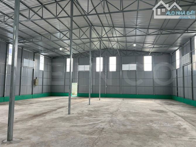Kho xưởng 400m² có điện 3 pha, đường cặp Quốc Lộ 1A - 4