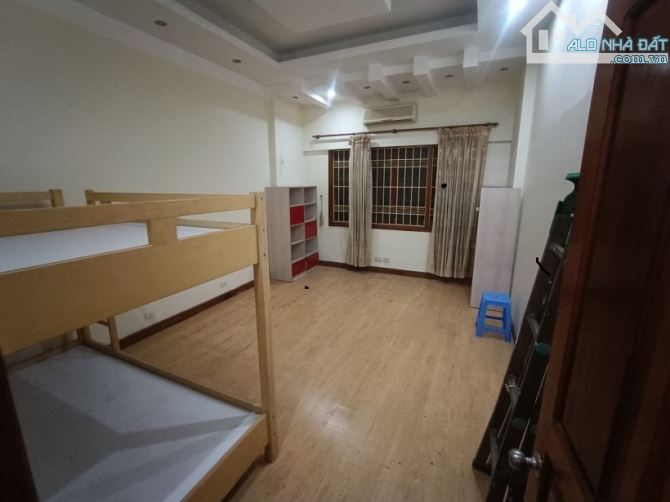 Cho thuê căn nhà ngõ 31 phố Trần Quốc Hoàn. Dt 40m2 x 4 tầng có nội thất, ô tô đậu cửa - 5