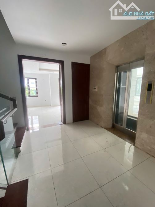 Cho thuê BT đường Hoàng Quốc Việt, Bắc Từ Liêm. DT 200m, 4 tầng 1 hầm, có thang máy. Giá 6 - 5