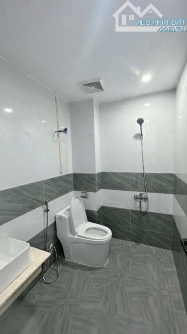 Bán nhà Bát Khối LB 33m2 5 tầng mt 3,5m gần ô tô nhỉnh 5 tỷ - 5