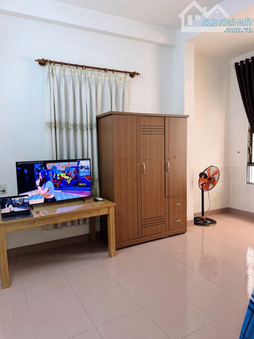 Cho thuê nhà  nguyên căn khu Hoàng Diệu full nội thất  3pn Hẻm oto rộng dt 63mx2 giá 8tr - 5