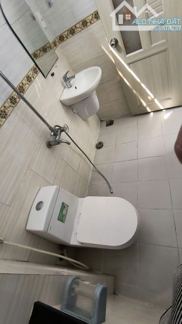 Nhà HXT, 1 trệt 2 lầu 4pn 3wc, sẵn máy lạnh. Gần đường Tam Bình - 5