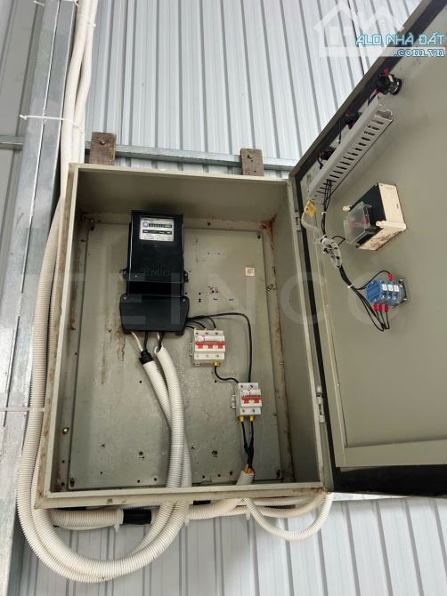 Kho xưởng 400m² có điện 3 pha, đường cặp Quốc Lộ 1A - 5