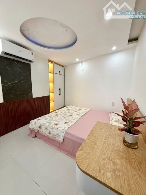 Nhà 2 mặt kiệt oto Tôn Đản , kiệt bên hông đậu 3 chiếc oto vô tư - Chỉ 3 Tỷ x - 6