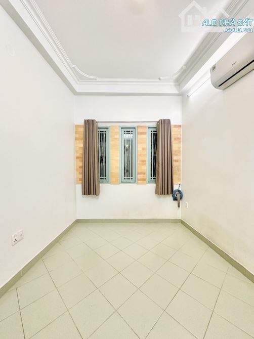 HẺM XE HƠI LÝ CHÍNH THẮNG P.7 Q.3 - SÁT MẶT TIỀN - 43M2 SỔ NỞ HẬU - 4 TẦNG BTCT 4PN - 6