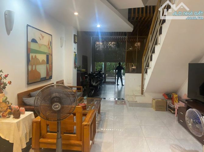 Bán nhà đường số 43 Khu Tân Quy Đông ,Quận 7, dt 4x18m,3 lầu.h.Tây - 8