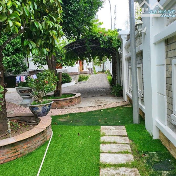 Bán biệt thự 2 mặt tiền đường Trần Văn Giàu và mặt tiền Sông, TPCT ——————————— - Diện tích - 7