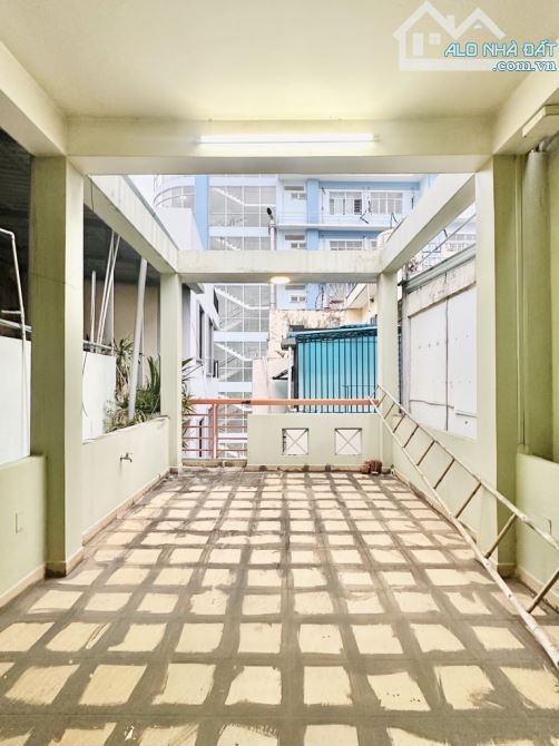HẺM XE HƠI LÝ CHÍNH THẮNG P.7 Q.3 - SÁT MẶT TIỀN - 43M2 SỔ NỞ HẬU - 4 TẦNG BTCT 4PN - 7