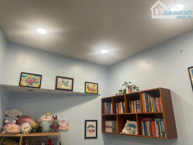 Bán nhà đường số 43 Khu Tân Quy Đông ,Quận 7, dt 4x18m,3 lầu.h.Tây - 9