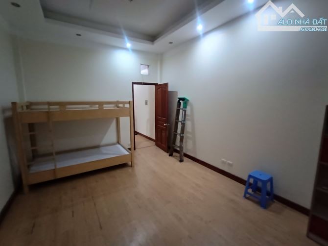 Cho thuê căn nhà ngõ 31 phố Trần Quốc Hoàn. Dt 40m2 x 4 tầng có nội thất, ô tô đậu cửa - 8