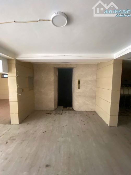 Cho thuê BT đường Hoàng Quốc Việt, Bắc Từ Liêm. DT 200m, 4 tầng 1 hầm, có thang máy. Giá 6 - 8
