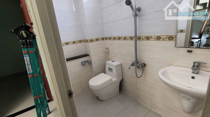 Nhà HXT, 1 trệt 2 lầu 4pn 3wc, sẵn máy lạnh. Gần đường Tam Bình - 8