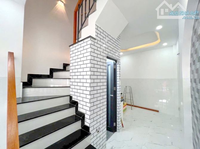 Bán nhà đẹp 2 lầu hẻm 5m gần đường Âu Dương Lân Phường 3 Quận 8 - 9