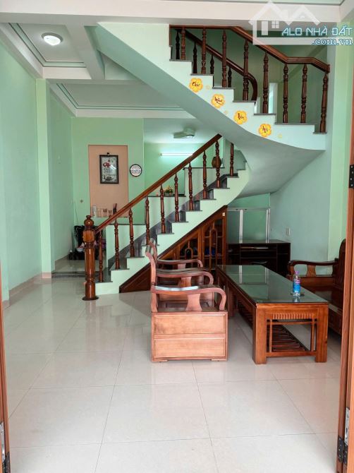 Cho thuê nhà  nguyên căn khu Hoàng Diệu full nội thất  3pn Hẻm oto rộng dt 63mx2 giá 8tr - 9