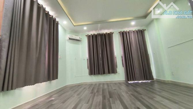 Nhà HXT, 1 trệt 2 lầu 4pn 3wc, sẵn máy lạnh. Gần đường Tam Bình - 9