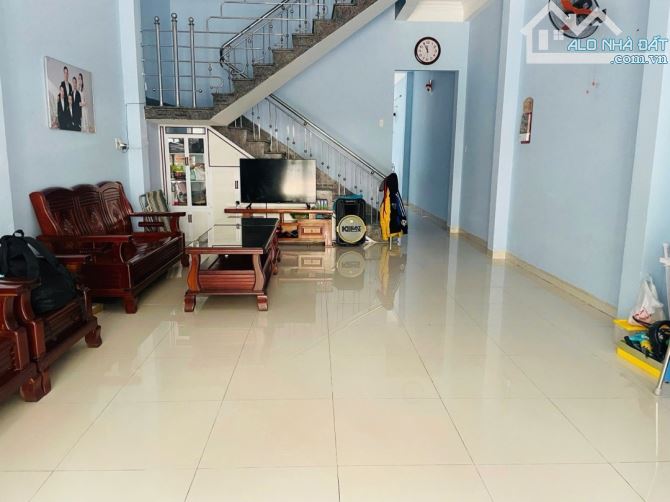 NHÀ 2 TẦNG ĐƯỜNG BÀU LÀNG GẦN CHỢ TRƯỜNG HỌC DT 105M2 NGANG 5M CHỈ 6.9 TỶ
