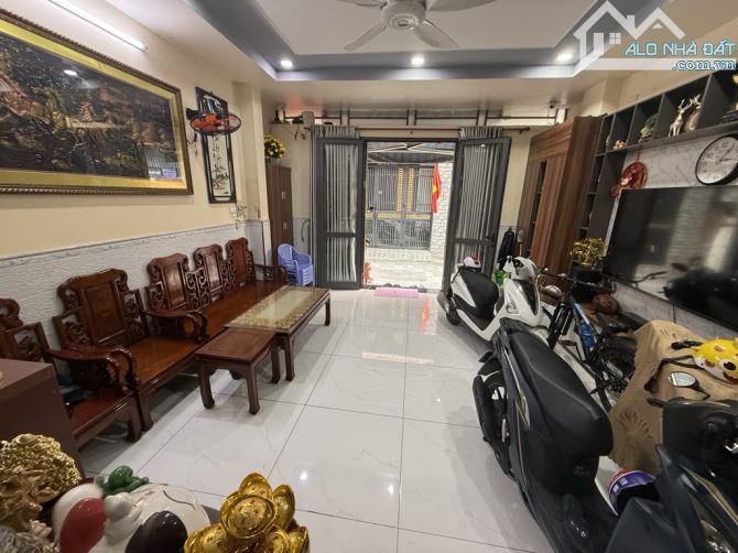 Hẻm xe hơi thông 54m2 xây 4 tầng, cách mặt tiền 40m,  đối diện ETOW Cộng Hoà, ngay ga T3 - 1