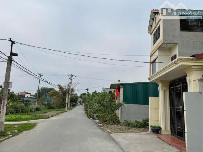 Bán lô trục chính Ngọc Đôi , Kim Chân, BN . Đường gần 20m. DT 121m2 MT 4,5m Giá 3,08 tỷ
