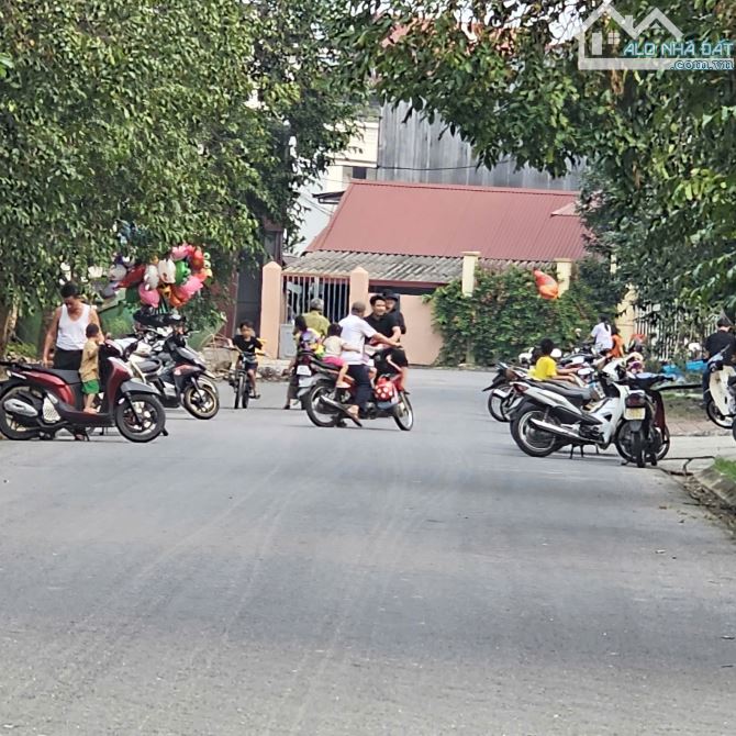 Bán đất Xen Kẹp . Khúc Xuyên . dt 93m . mt 5m . hướng Đ . giá 5 tỷ 250