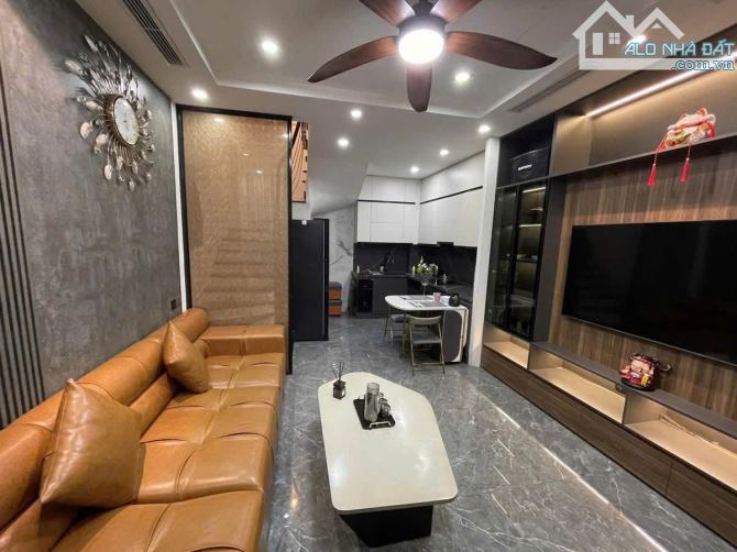 10,5 tỷ, 33m2, 5 tầng Bạch Mai, trung tâm , HBT, đẹp như KS 5 sao, 10m ô tô tránh, ngõ ba
