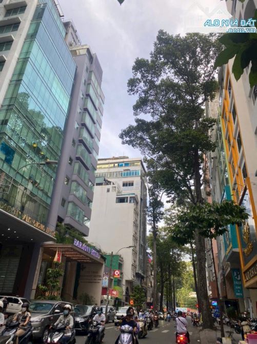 Bán nhà mặt tiền gần chợ Bến Thành, Quận 1, (5.3x20m), 5 tầng, cho thuê 5000$, giá 40 tỷ.