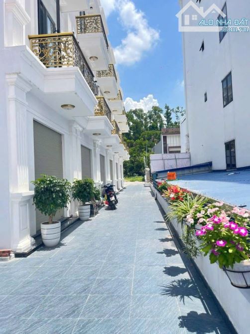 🔥 BÁN NHÀ ĐẸP GIỮA TRUNG TÂM NÚI ĐÈO – GIÁ SỐC CHỈ 3 TỶ 2XX! 🔥  📍 Vị trí vàng: Ngay mặt