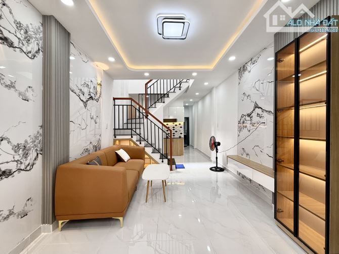 CẠNH QUẬN 1  XVNT P21 BÌNH THẠNH  35M  2 TẦNG  3PN  BAN CÔNG RỘNG  4.95 TỶ