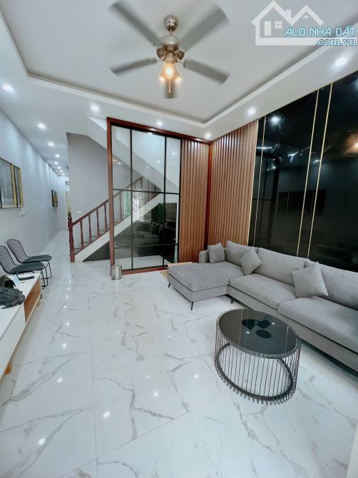 Cho thuê nhà Hoàng Ngân – Cầu Giấy DT 70m x 5 tầng, thang máy, lô góc, ôtô, 28tr/th