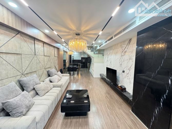 NHÀ ĐẸP PHỐ NGỌC LÂM – DT 65M² – 5 TẦNG – GARA Ô TÔ – FULL NỘI THẤT – CHỈ NHỈNH 14 TỶ 🌟