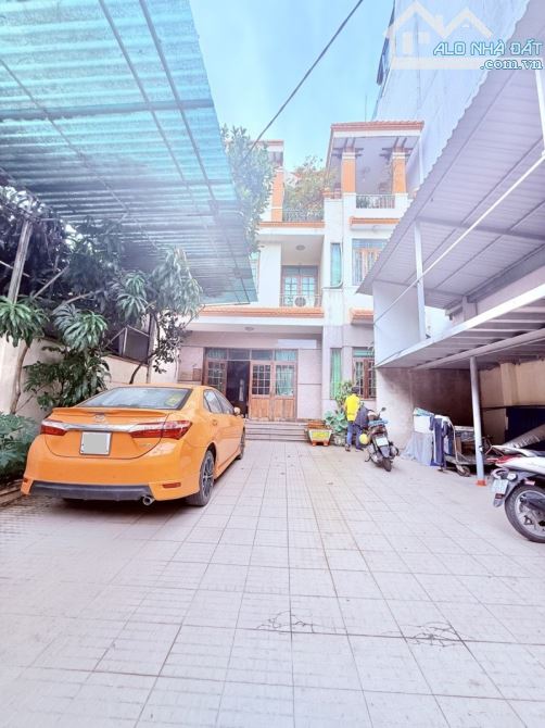 Bán gấp nhà hẻm xe hơi Trần Hưng Đạo, Quận 5 - DTCN 208m2 (9.2 x 23) Gần mặt tiền Quận 1