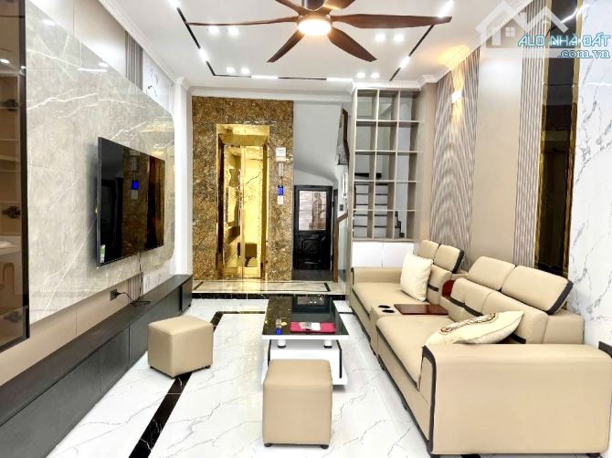 Nhà đẹp Ngọc Thuỵ 6 tầng thang máy, full đồ, oto đỗ cửa hơn 8 tỷ
