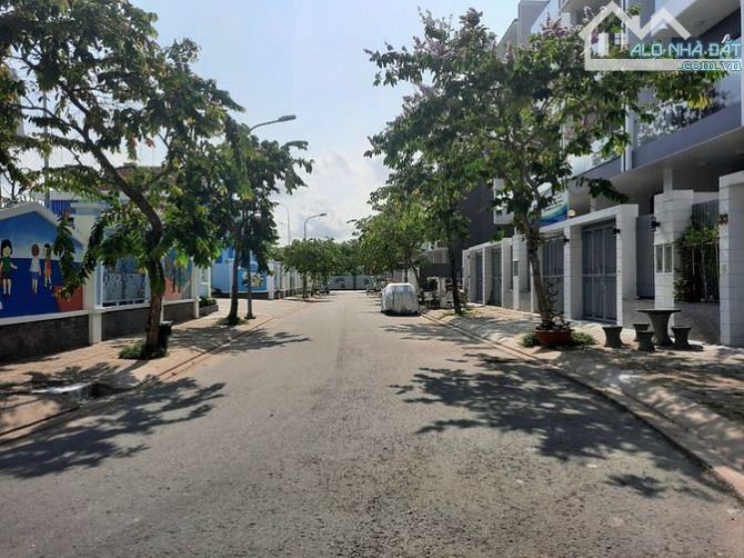 Sang lại nền đất 75,6m2 đường oto quay đầu, SHR, đất nằm gần chợ, đầy đủ tiện ích