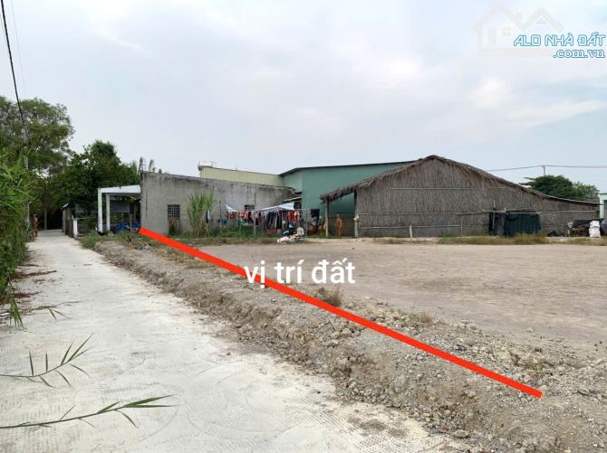 DT 782m mặt tiền đường bê tông. Đất cây lâu năm. Cách đường bà xán 100.