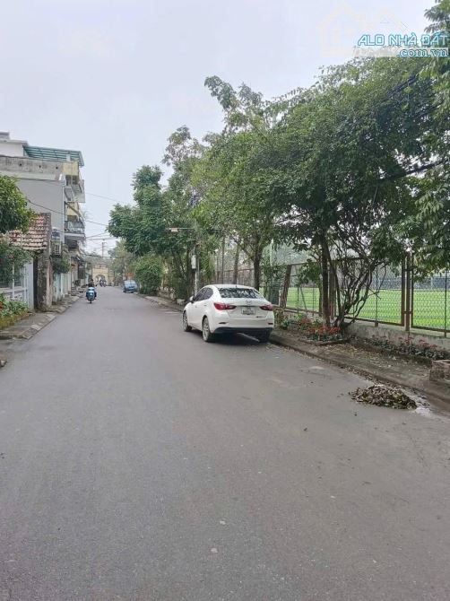Sân bóng Đông Mỹ. DT: 61m, MT: 3.5m, oto tải thông, giá 4.8 tỷ, gần Sân bóng, UBND Đông Mỹ