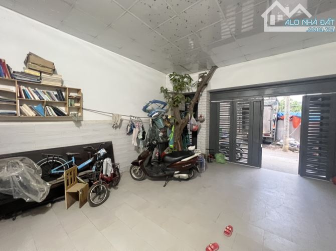 NHÀ ĐẸP, HẺM XE TẢI TRÁNH NHAU SÁT NGÃ 3 TÔ NGỌC VÂN – LINH ĐÔNG, 5,5X20 CHỈ 8 TỶ.