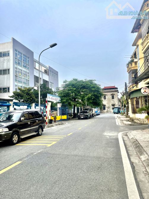 Bán Thửa Đất Vàng Gia Thuỵ 70m2-Mặt Tiền 4.5m-hơn 13 tỷ-Ô TÔ 7 CHỖ VÀO ĐẤT-GIÁ TỐT-SỔ VUÔN