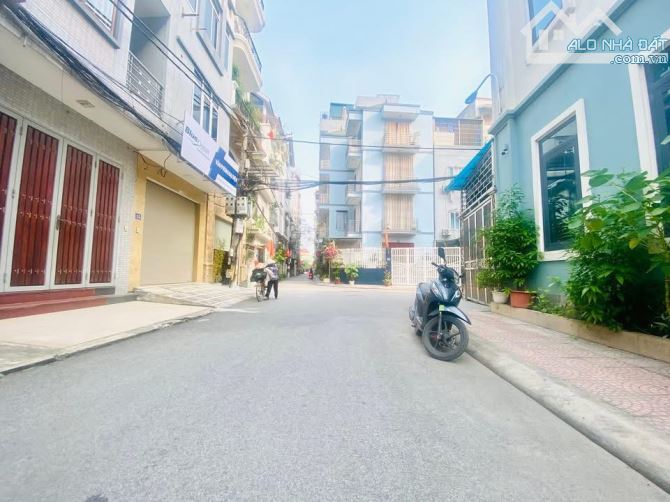 CẠNH ĐT ĐẠI KIM - MẶT NGÕ THÔNG,VỈA HÈ - GẦN PHỐ - NHÀ DÂN - 2 THOÁNG - KD VĂN PHÒNG