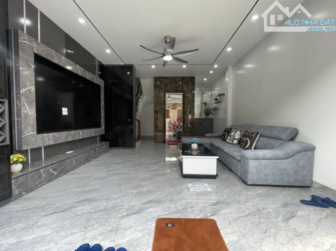 Đàm Quang Trung 40m 6t mt 5m - 9.1 tỷ ô tô 4 chỗ vào nhà