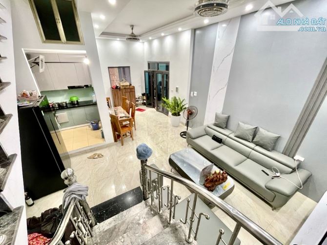 Bán Gấp Nhà Dân Xây Hồng Tiến 50m2-hơn 7 tỷ-VỊ TRÍ VÍP-3 BƯỚC RA MẶT PHỐ HỒNG TIẾN-Ô TÔ GẦ