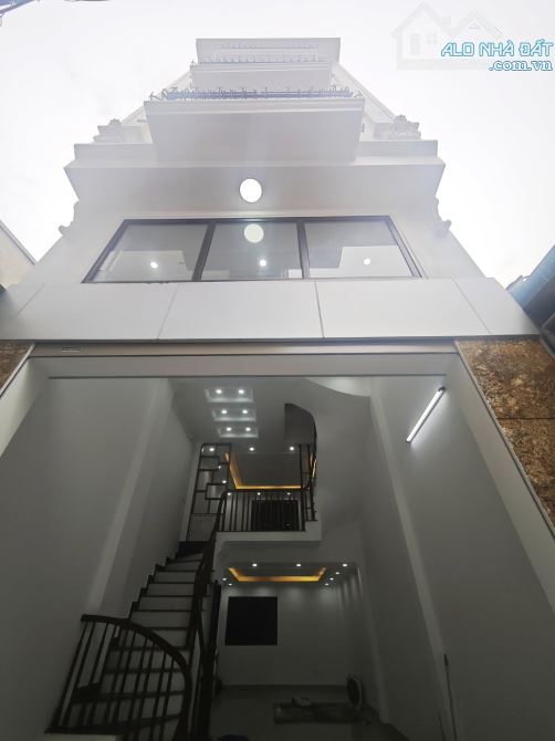 Diện tích: 50m, nhà 5 tầng, oto thông, xây độc lập, giá 6.8 tỷ. tại Ngã 3 Đông Mỹ