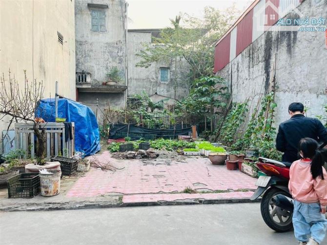Bán đất tại ngõ 114 Tân Phong quận Bắc Từ Liêm - Sổ  50m2 - MT 7,6m - Giá 4.5 tỷ