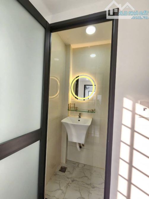Cho thuê nhà riêng gần ủy ban quận Tân Phú, 3 tầng, 2 phòng, giá 8tr5 có nội thất