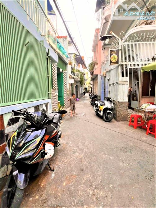 Bán nhà Lạc Long Quân , P.8 Tân Bình  4.2x9m2 2 Tầng  2PN Giá 3.x tỷ ( TL).