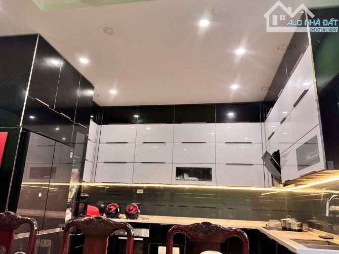 Bán nhà liền kề kdt dịch vọng, cầu giấy, dt 103m, cạnh công viên